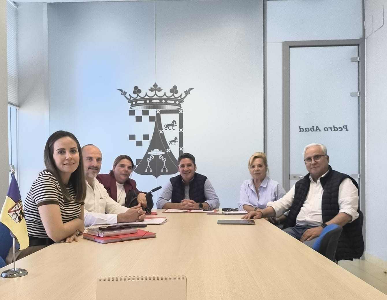 Pedro Abad evalúa positivamente el servicio de ayuda a domicilio tras reunirse con la empresa