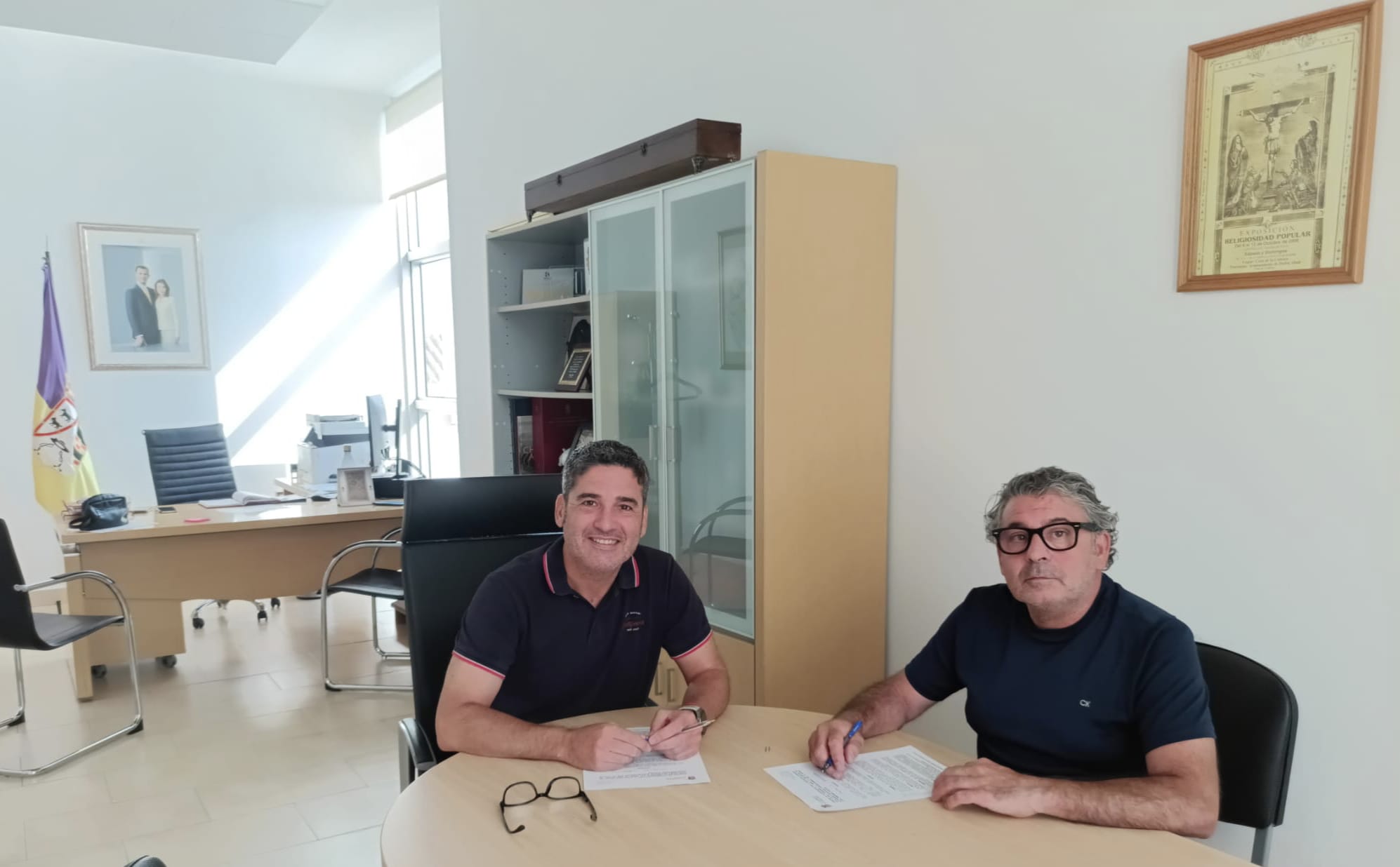 El Ayuntamiento de Pedro Abad firma un convenio de colaboración con el Atlético Perabeño para la temporada 2026-2027