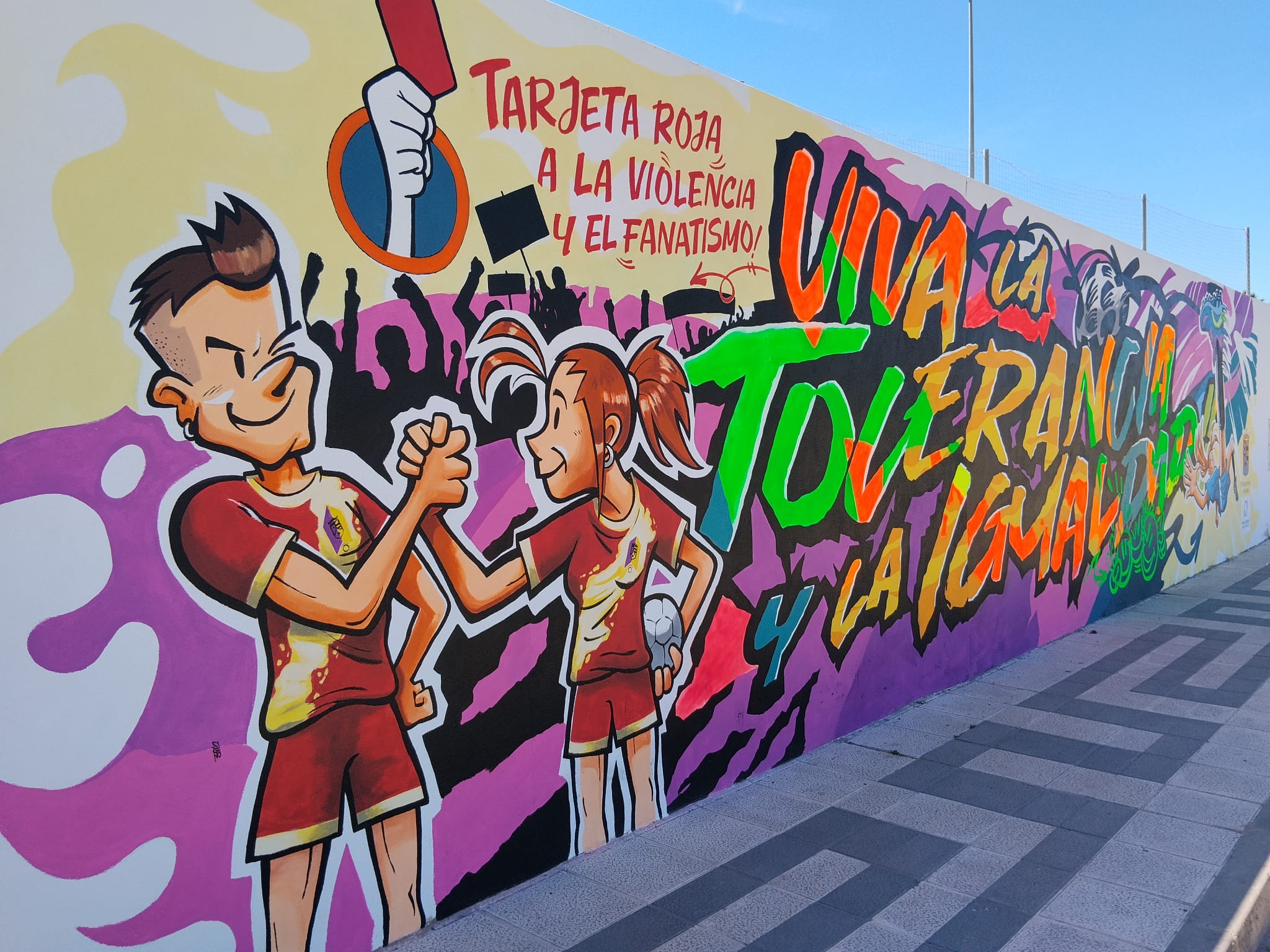 Pedro Abad luce un nuevo mural por la igualdad en el deporte visible desde la A-4