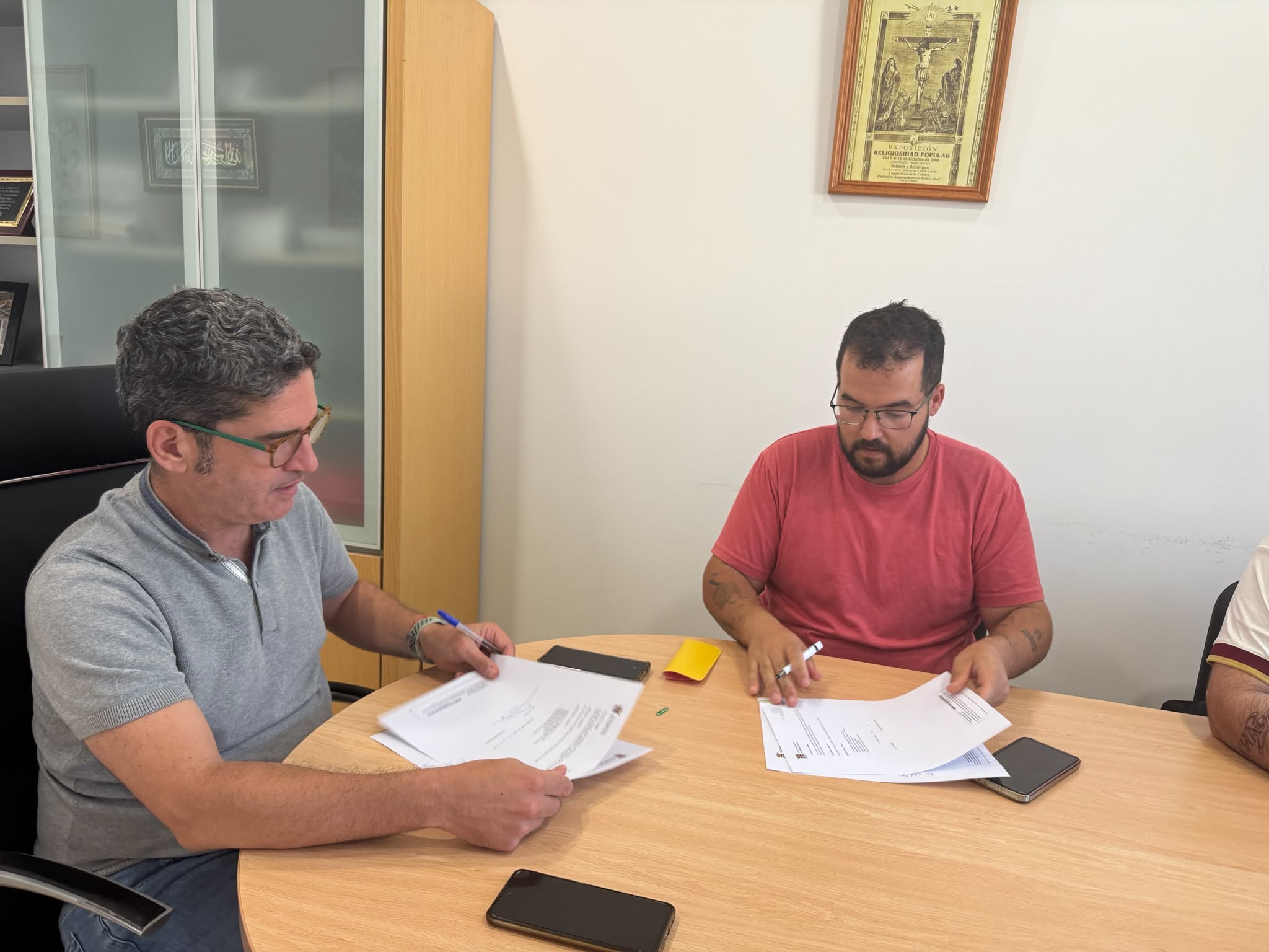 El Ayuntamiento de Pedro Abad firma un convenio de colaboración con la Centuria Romana para impulsar la cultura local