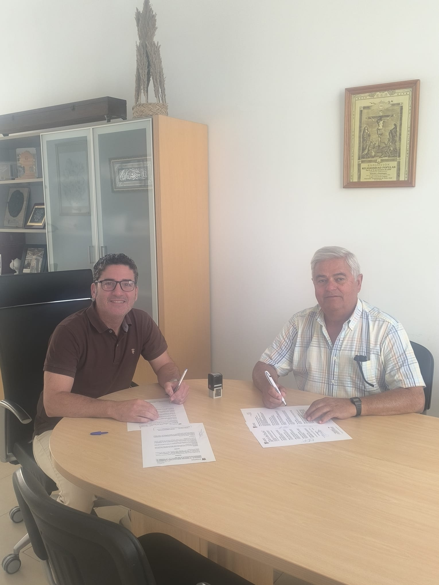 El Ayuntamiento de Pedro Abad firma un convenio de colaboración con ABSORSAME para la conservación de Santiago el Menor y el impulso de sus tradiciones