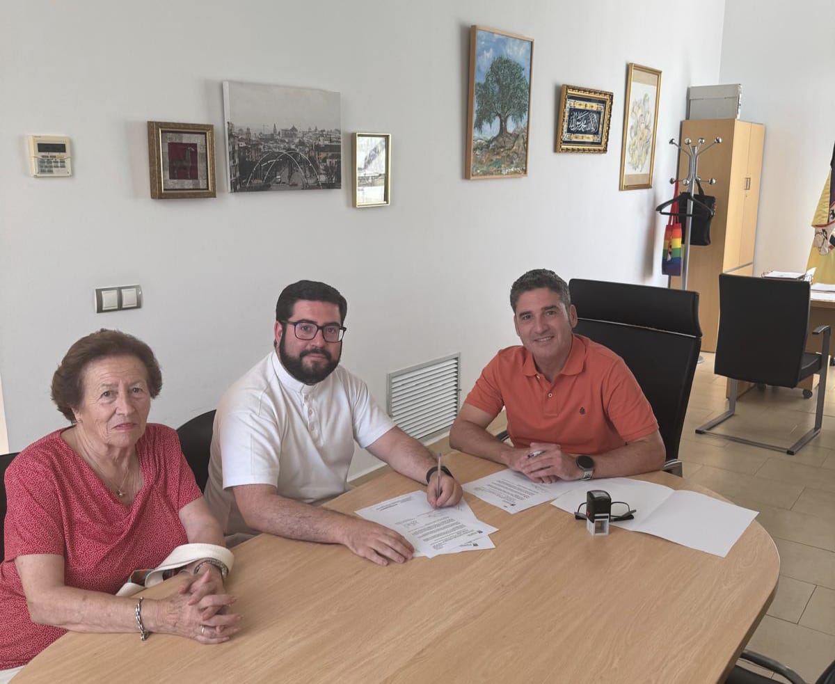 El Ayuntamiento de Pedro Abad renueva su colaboración con Cáritas Parroquial para reforzar las ayudas a las familias más vulnerables