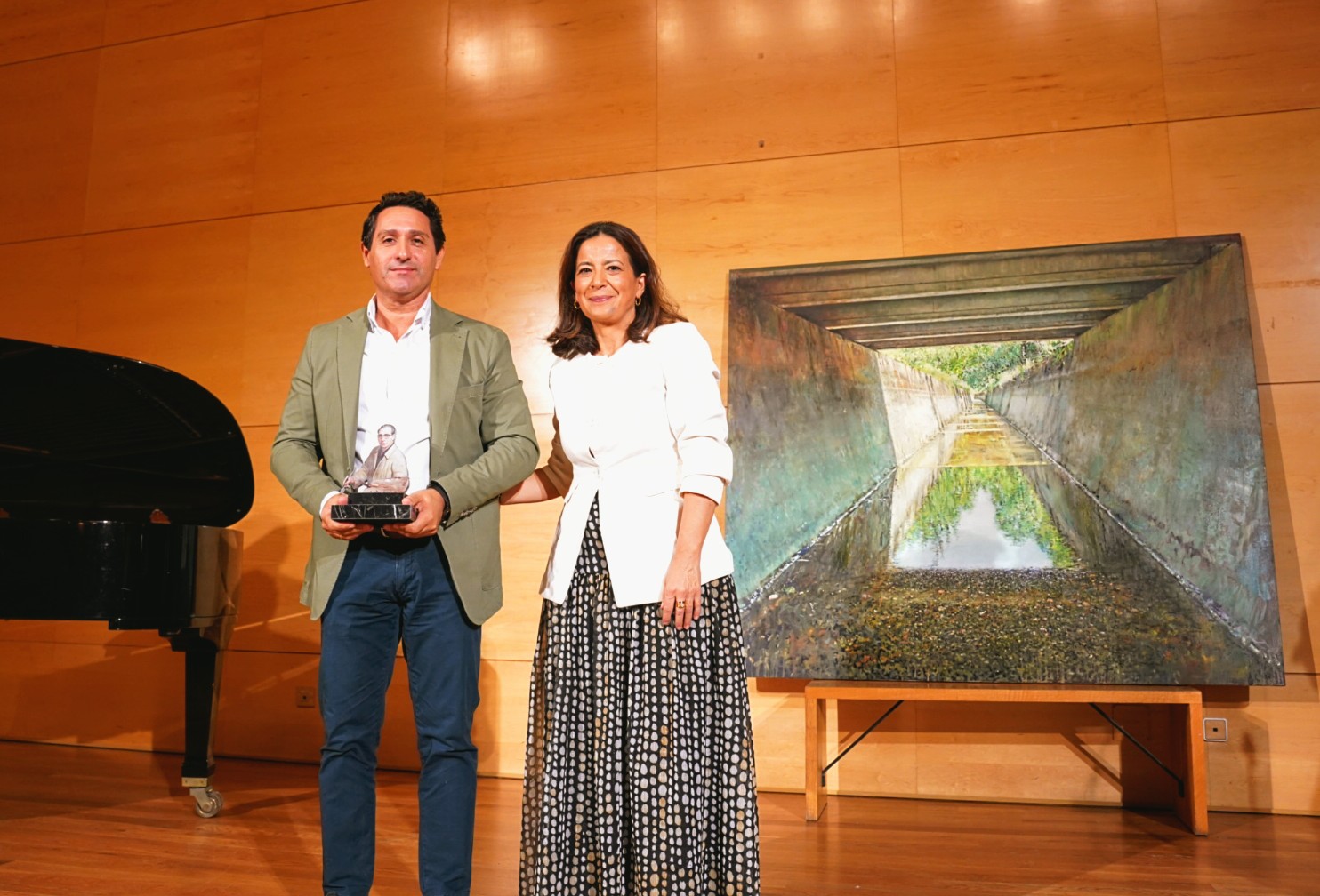 Pedro Abad celebra el nuevo éxito del pintor Francisco Vera Muñoz, distinguido con el primer premio del Certamen Nacional Juan Aparicio Quintana